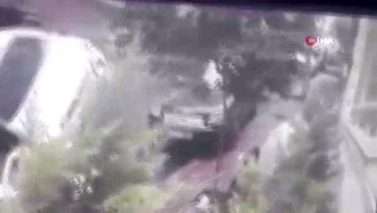 Otomobilin sokak içerisinde takla attığı anlar kamerada