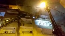 Bir binanın çatı katında çıkan yangın söndürüldü