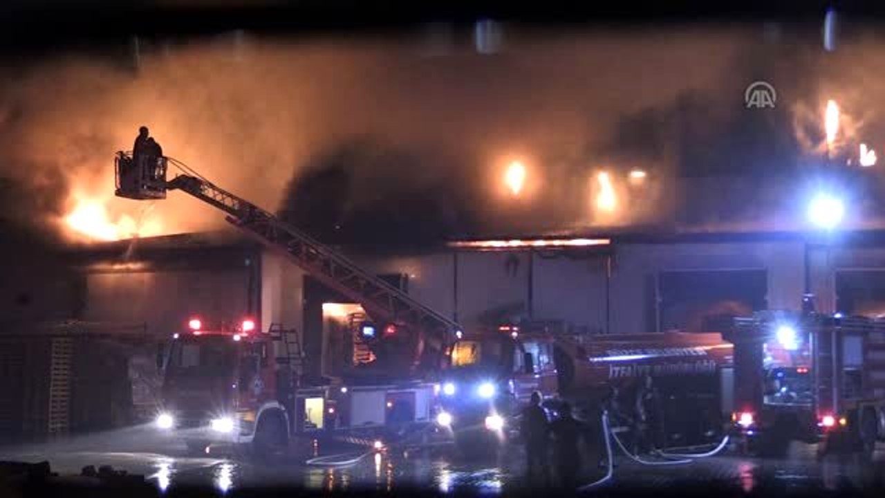 Fabrikada çıkan yangın söndürülmeye çalışılıyor - Düzce Valisi Zülkif Dağı - DÜZCE