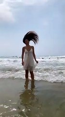 متجاهلة الفيديو الإباحى.. الراقصة جوهرة ترقص بفستان أبيض قصير على البحر