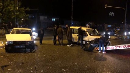 Adıyaman'da iki otomobil çarpıştı: 3 yaralı