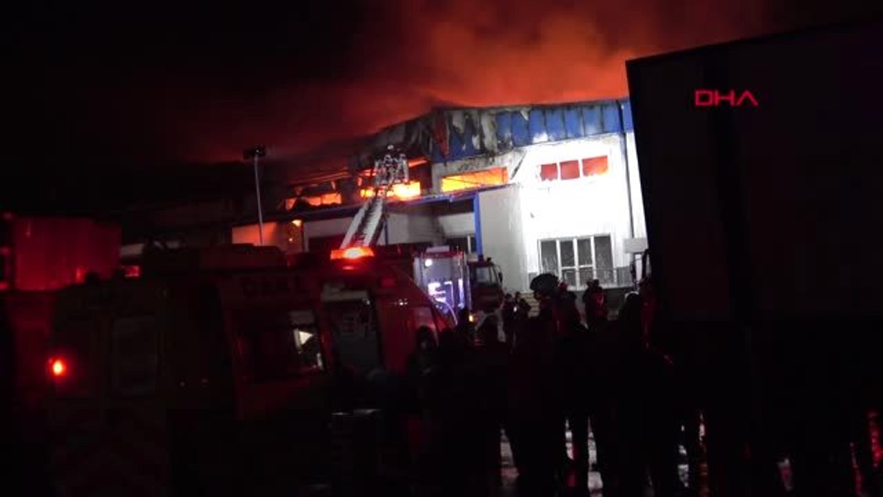 Düzce'de fabrikada yangın - yangın rüzgarın etk...