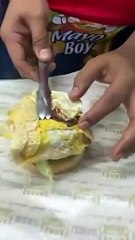 Cuisine de rue : ce burger coûte moins d'1€ et à l'air tellement bon !