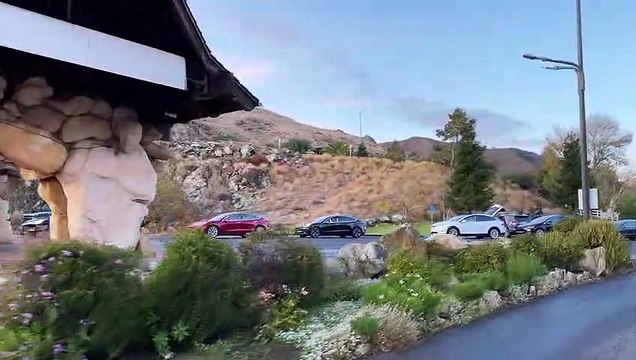 Embouteillage de voitures TESLA pour se recharger en électricité !