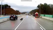 Verglas : il échappe miraculeusement à 3 voitures qui glissent sur l'autoroute !