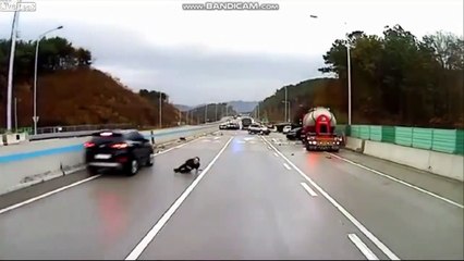 Verglas : il échappe miraculeusement à 3 voitures qui glissent sur l'autoroute !