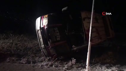 Kaygan yolda kontrolden çıkan minibüs devrildi