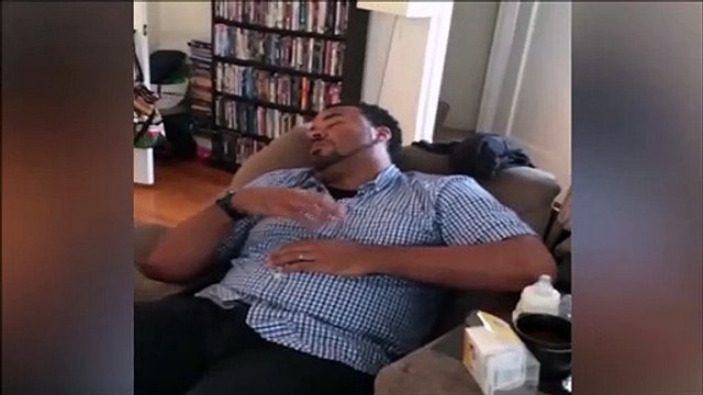 Ce papa exténué a un réflexe plutôt drôle quand il entend son bébé pleurer