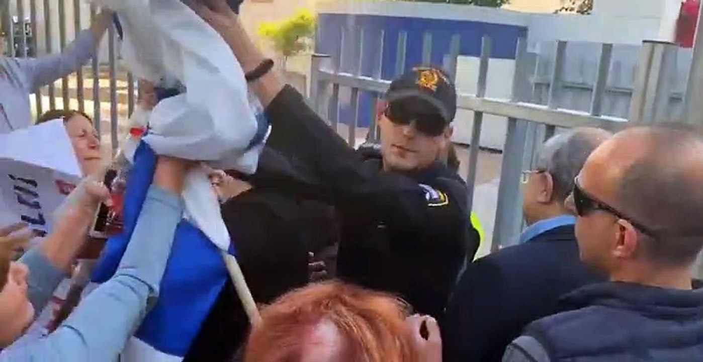 شاهد..السبب رواء اعتداء متطرفين إسرائيليين على نائب الكنيست أحمد الطيبى