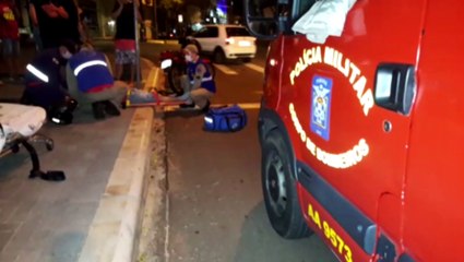 Motociclista é atingido por carro na Rua Paraná, no Centro