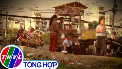 Rác thải trước cổng trường