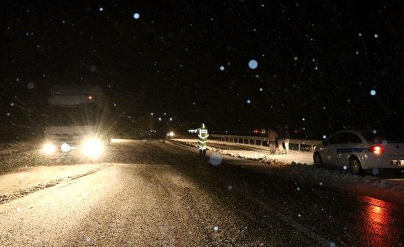 Erzincan'da ulaşıma kar ve tipi engeli