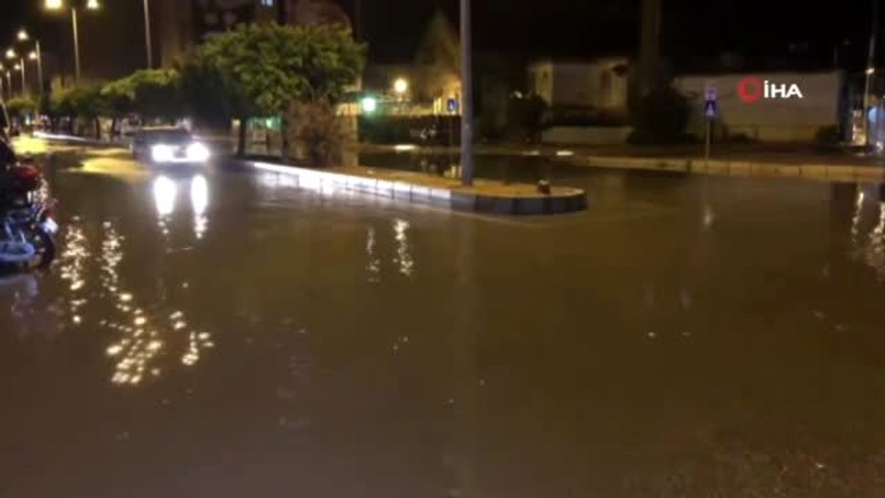 İskenderun'da sağanak yağmur hayatı felç etti