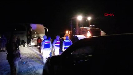 Sivas’ta yolcu otobüsü, kar küremesi yapan iş makinesiyle çarpıştı: 1 ölü