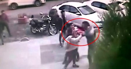 Minibüs şoförü, araçtan inip kadın yolcuları darp etti