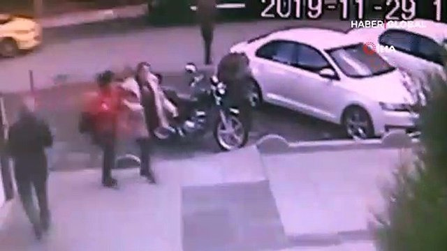 Esenyurt'ta minibüsçü dehşeti! Araçtan inen genç kızlara sokak ortasında saldırdı