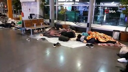 Yağmurdan korunmak için terminale sığındılar