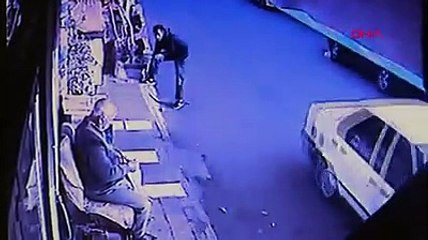 Tokalaşma bahanesiyle yaklaştı, parayı böyle kaparak kaçtı