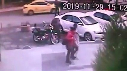 Minibüs şoförü, kendisini 'tehlikeli sürüyorsunuz' diye uyaran iki kadına saldırdı