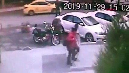 Minibüs şoförü 2 kız kardeşe saldırdı !