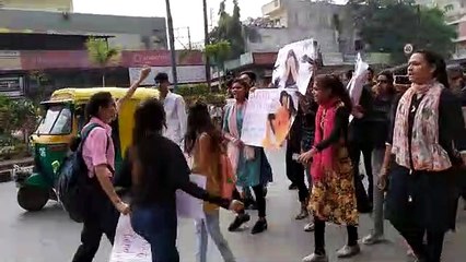 हैदराबाद का गुस्सा इंदौर में दिखा, छात्रों ने निकाली रैली, दोषियों को फांसी देने की मांग की