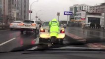 Arızalanan otomobilin yağmur altında polis tarafından itilme anı kameraya yansıdı