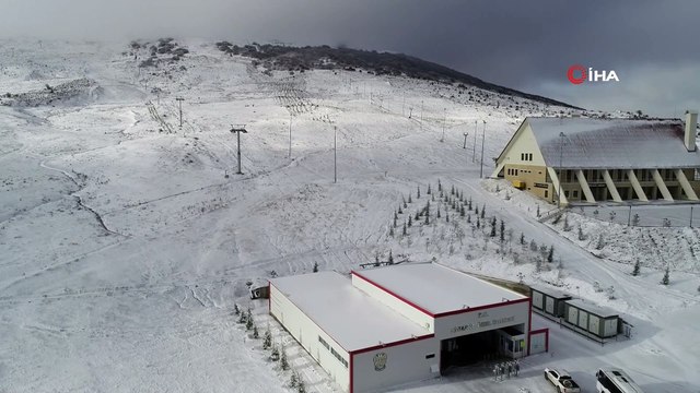 Yıldız Dağı kayak merkezi beyaza büründü
