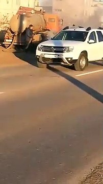 Cet homme a éteint l’incendie de sa BMW X6 avec du caca d’un camion cureur d’égouts.