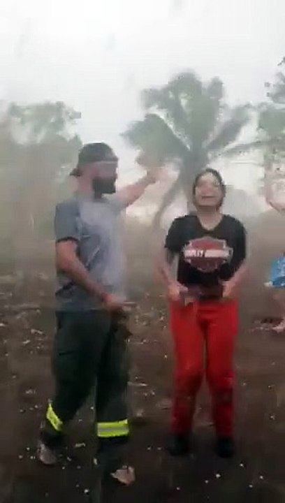 Fous de joie sous la pluie après des semaines d'incendie et sécheresse !