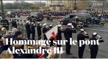 La foule rend hommage aux 13 militaires tués au Mali sur le pont Alexandre III à Paris