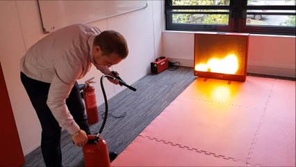Démonstration d'extinction d'un feu simulé électroniquement