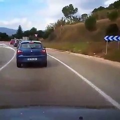Quand 2 idiots se rencontrent sur la route, personne ne gagne