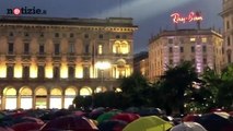 Sardine a Milano: in migliaia in Duomo cantano 