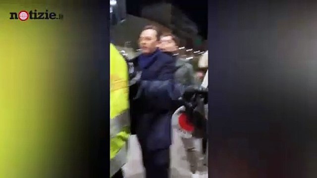 Sputi in faccia al Sindaco leghista di Massa: il video della contestazione | Notizie.it
