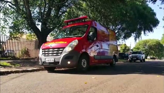 Homem sofre corte com vidro e socorristas do Siate são mobilizados para atendimento, no XIV de Novembro