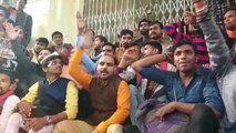 असिस्टेंट प्रोफेसर फिरोज खान की नियुक्ति को लेकर बीएचयू में छात्रों का एक बार फिर प्रदर्शन शुरू
