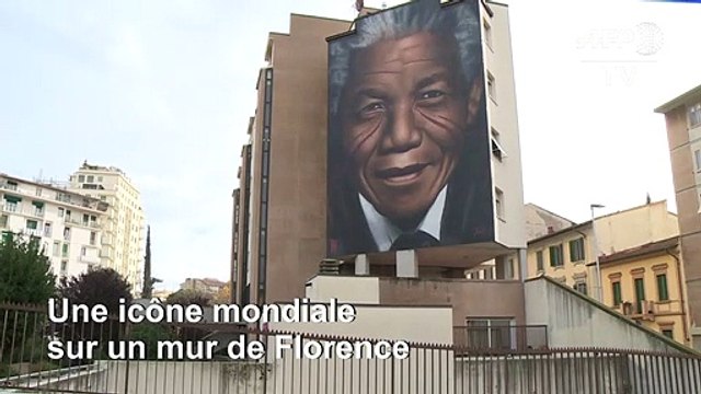 Un artiste peint une portrait mural géant de Nelson Mandela à Florence