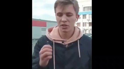 Un jeune jette un pétard dans une voiture de police