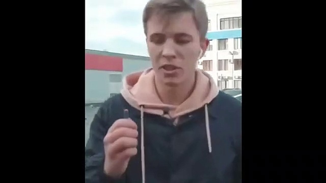 Un jeune jette un pétard dans une voiture de police