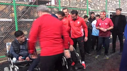 Elazığ protokolü, özel bireylerle futbol oynadı
