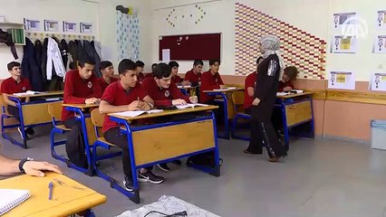Görme engelli 'Dilek öğretmen' azmiyle öğrencilerine ışık oluyor