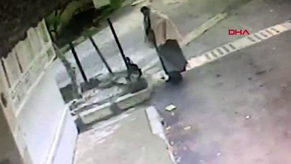 İzmir-eşi tarafından öldürülen kadının son anları kameraya takıldı