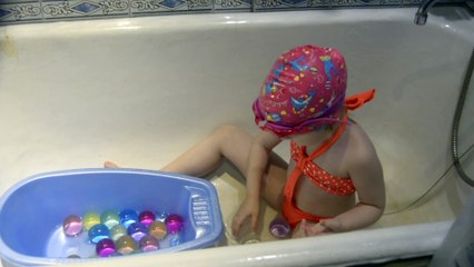 Sophia Brincando   na Banheira