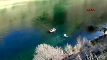 Elazığ fırat nehri'ne kamyonet devrildi, sürücüsü aranıyor