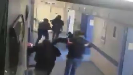 Momento en que unos hombres armados secuestran a un paciente en un hospital