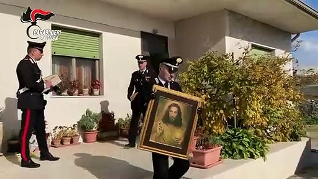 Ragusa - Fingendosi venditore di opere d’arte,...