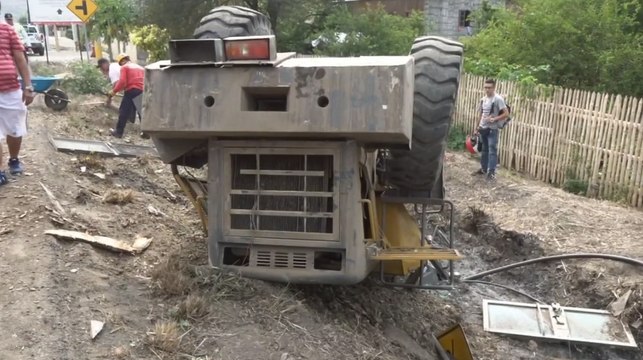 Vehículo se volcó causando grandes daños materiales en Manabí