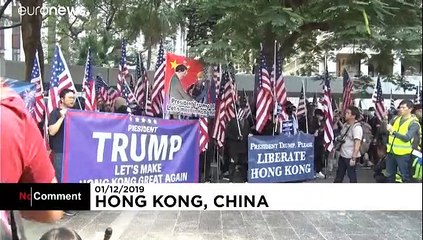 Amerikai zászlókkal, Trump-fotókkal tüntettek a demokráciáért Hongkongban