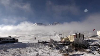 Télécharger la video: Erciyes Kayak Merkezi'nde kar kalınlığı 20 santimetreye ulaştı