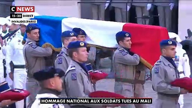 Hommage à nos soldats: Regardez en vidéo l’arrivée des cercueils des 13 militaires tués au Mali dans la cour des Invalides